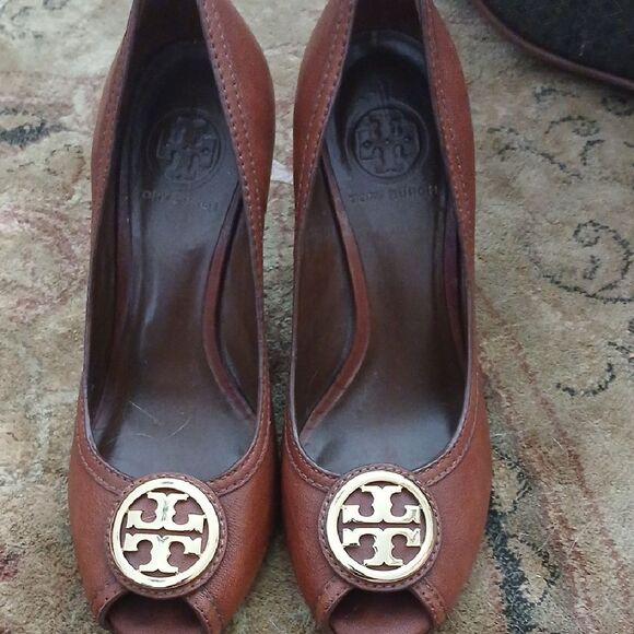 Tory Burch Brown Leather Heels with Iconic Medallion - Picture 1 of 6